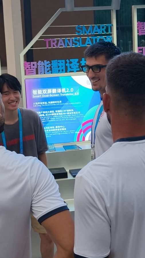 运村圈粉 国外运动员争相体验开元棋牌“成都造”科技产品世(图1)